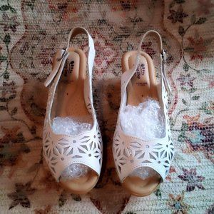 SPRING STEP WHITE WEDGE SANDALS (8)